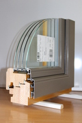 Medžio-aliuminio langas su keturių stiklų stiklo paketu